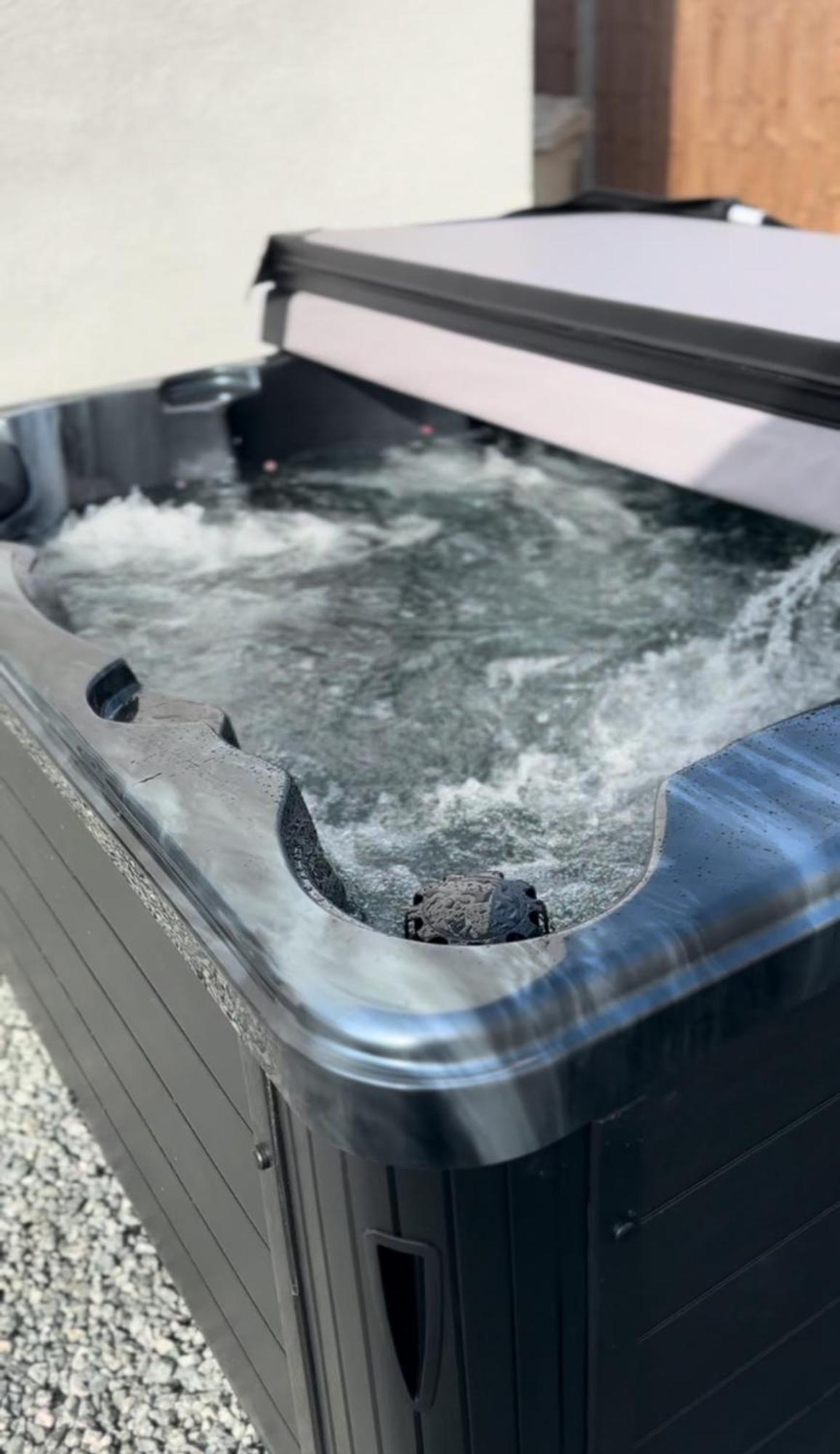 Clarendon House - Hot Tub *